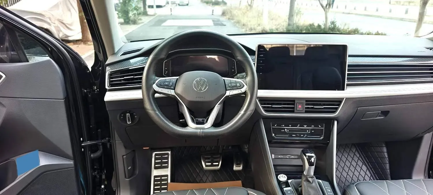 2024 Volkswagen Tiguan L 2.0T 186HP L4 7DCT,autocango,china used car exporter,china ev exporter,chinese used car exporter,chinese used ev exporter