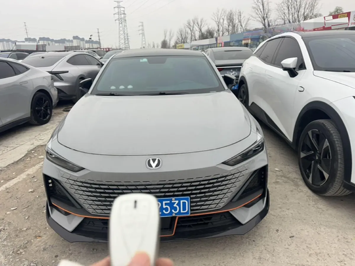 2022 ChangAn UNI-V 1.5T 188HP L4 7DCT,autocango,china used car exporter,china ev exporter,chinese used car exporter,chinese used ev exporter