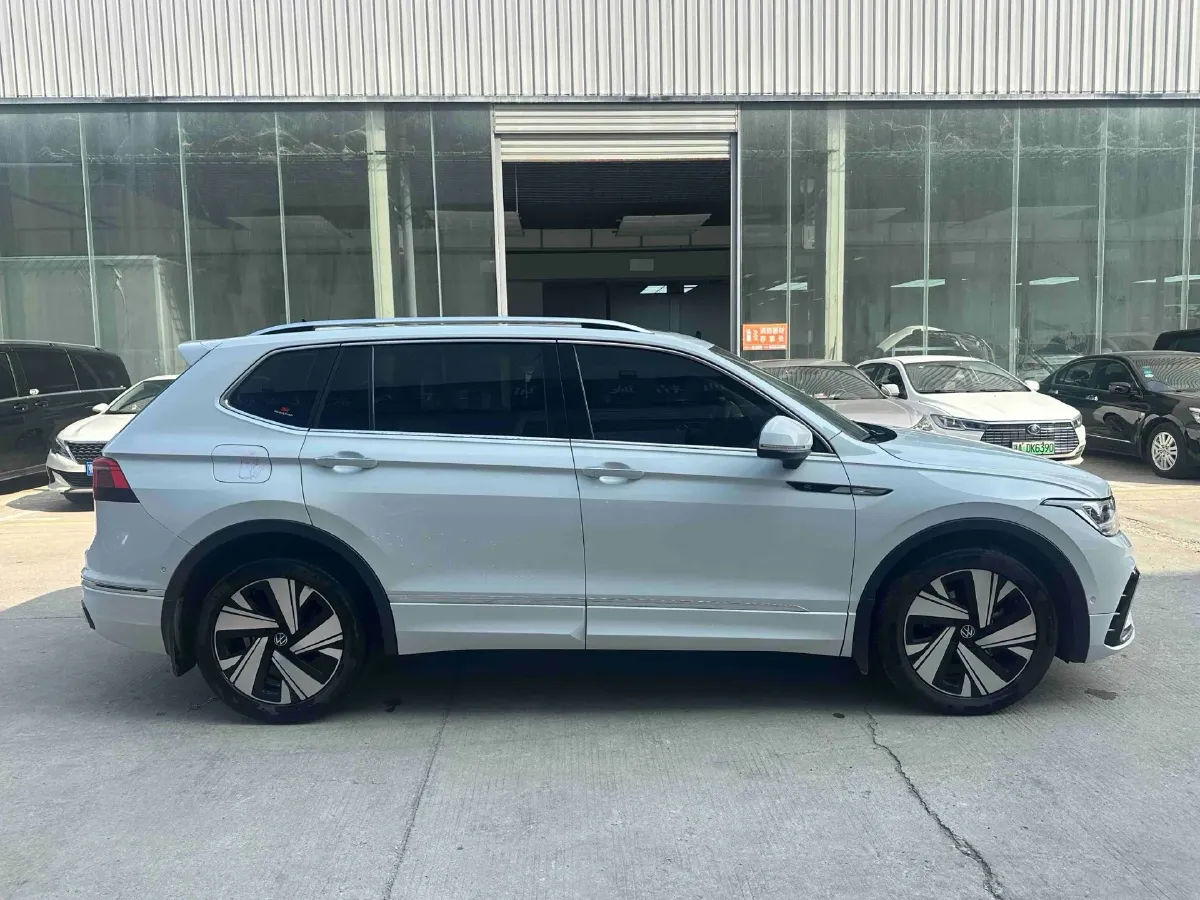 2024 Volkswagen Tiguan L 2.0T 186HP L4 7DCT,autocango,china used car exporter,china ev exporter,chinese used car exporter,chinese used ev exporter