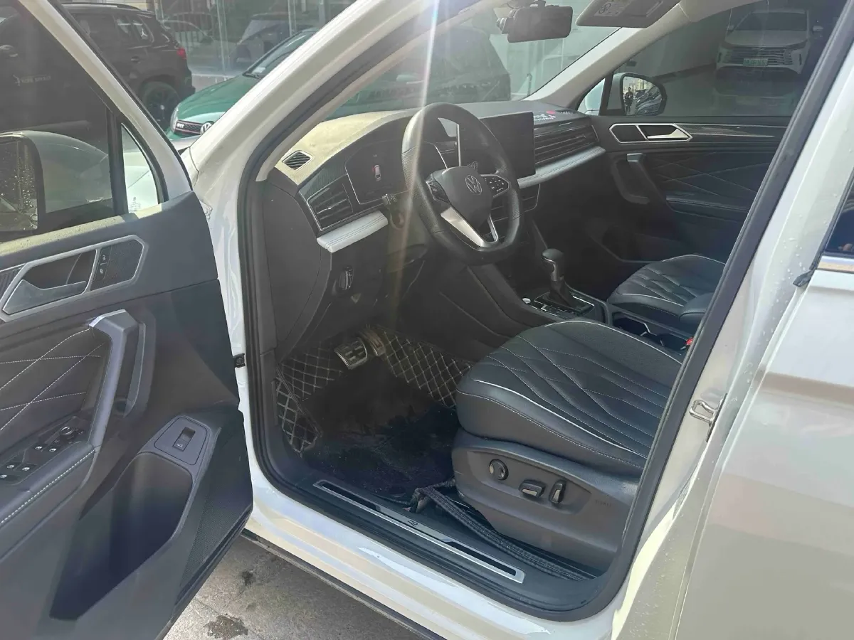 2024 Volkswagen Tiguan L 2.0T 186HP L4 7DCT,autocango,china used car exporter,china ev exporter,chinese used car exporter,chinese used ev exporter