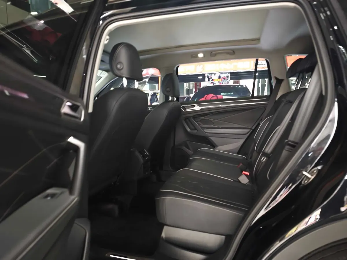 2024 Volkswagen Tiguan L 2.0T 186HP L4 7DCT,autocango,china used car exporter,china ev exporter,chinese used car exporter,chinese used ev exporter