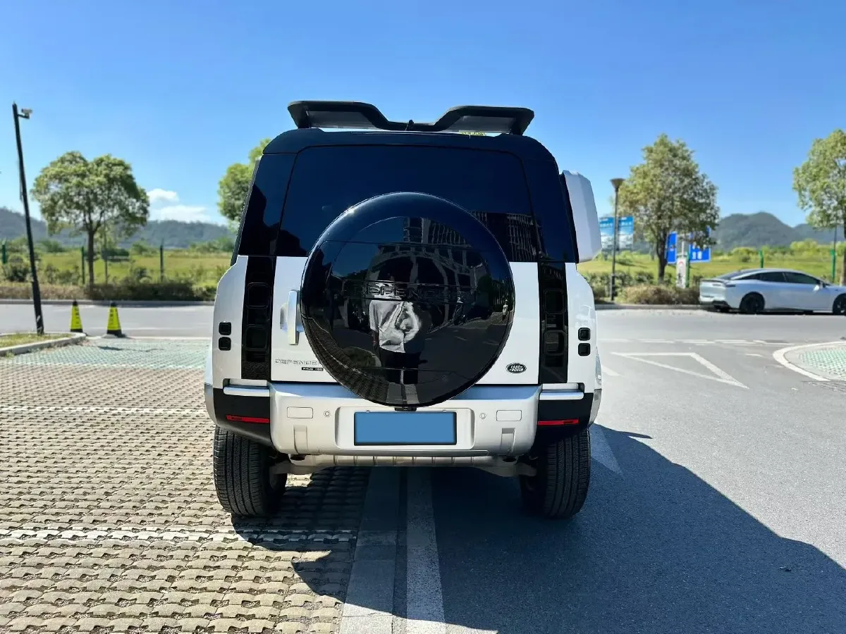 2020 Land Rover Defender 3.0T 400HP L6 8AT,autocango,china used car exporter,china ev exporter,chinese used car exporter,chinese used ev exporter