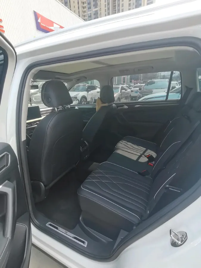 2024 Volkswagen Tiguan L 2.0T 186HP L4 7DCT,autocango,china used car exporter,china ev exporter,chinese used car exporter,chinese used ev exporter