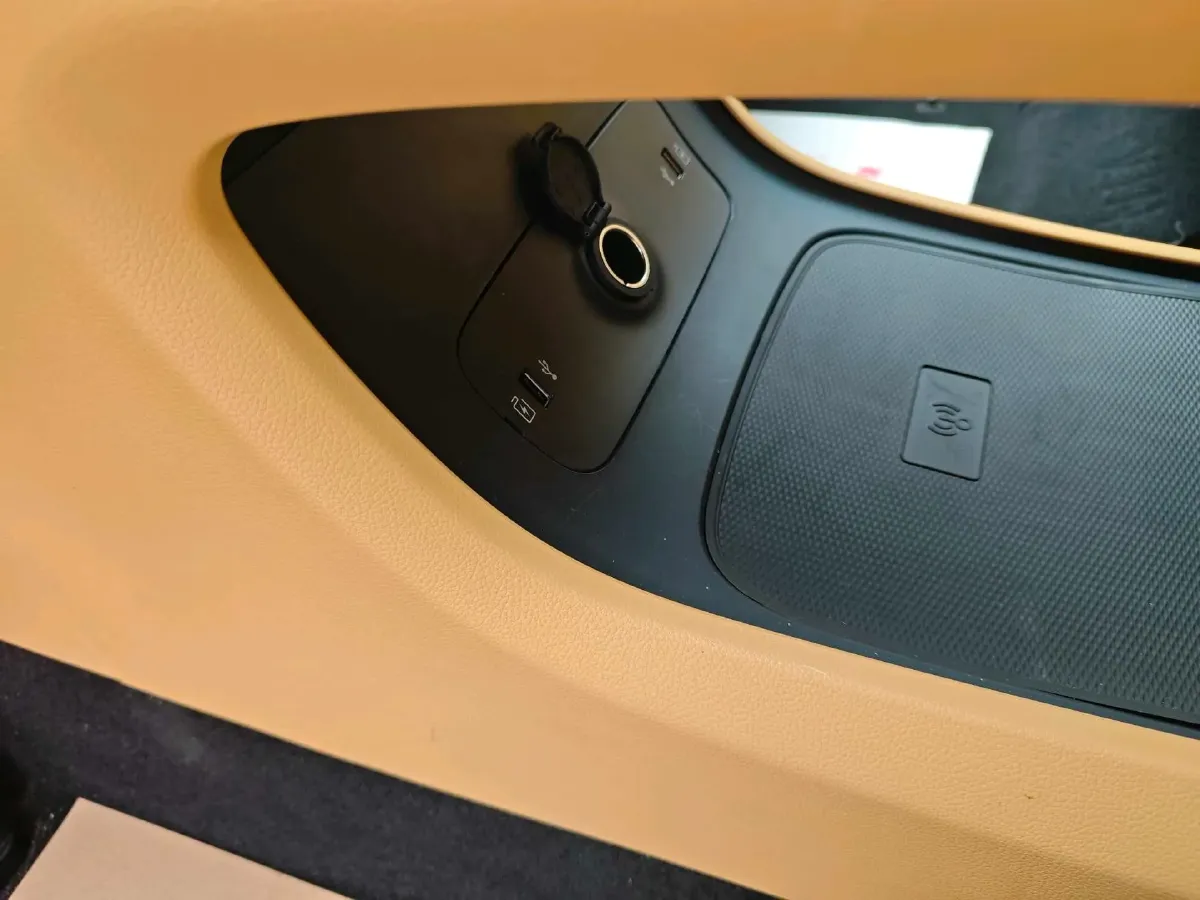 2022 Voyah Dream BEV 108.7KWH,autocango,china used car exporter,china ev exporter,chinese used car exporter,chinese used ev exporter