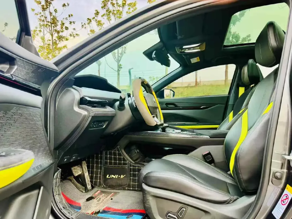 2022 ChangAn UNI-V 1.5T 188HP L4 7DCT,autocango,china used car exporter,china ev exporter,chinese used car exporter,chinese used ev exporter