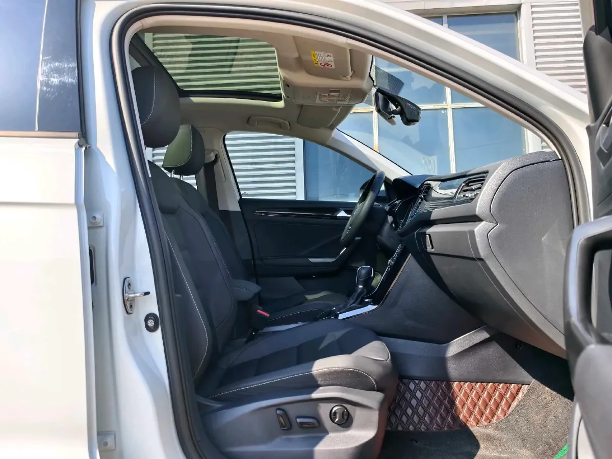 2022 Volkswagen T-Roc 1.4T 150HP L4 7DCT,autocango,china used car exporter,china ev exporter,chinese used car exporter,chinese used ev exporter