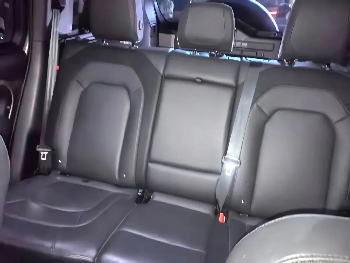 2022 Land Rover Defender 3.0T 400HP L6 8AT,autocango,china used car exporter,china ev exporter,chinese used car exporter,chinese used ev exporter