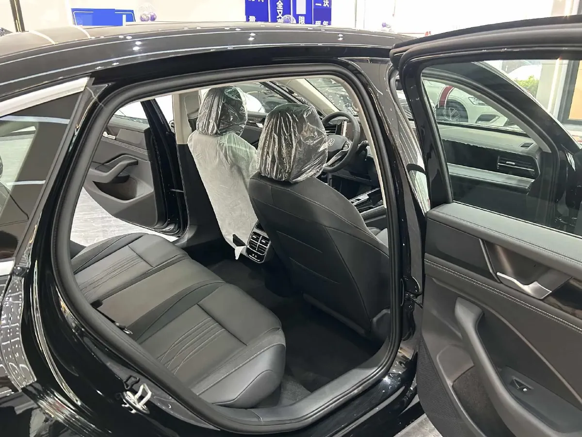 2026 Volkswagen Magotan 2.0T 220HP L4 7DCT,autocango,china used car exporter,china ev exporter,chinese used car exporter,chinese used ev exporter