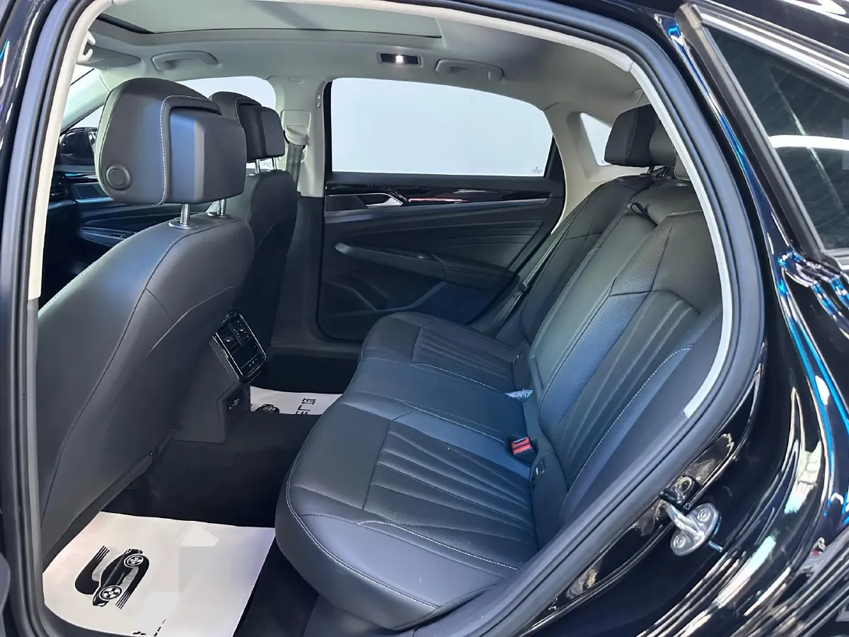 2025 Volkswagen Passat 2.0T 220HP L4 7DCT,autocango,china used car exporter,china ev exporter,chinese used car exporter,chinese used ev exporter