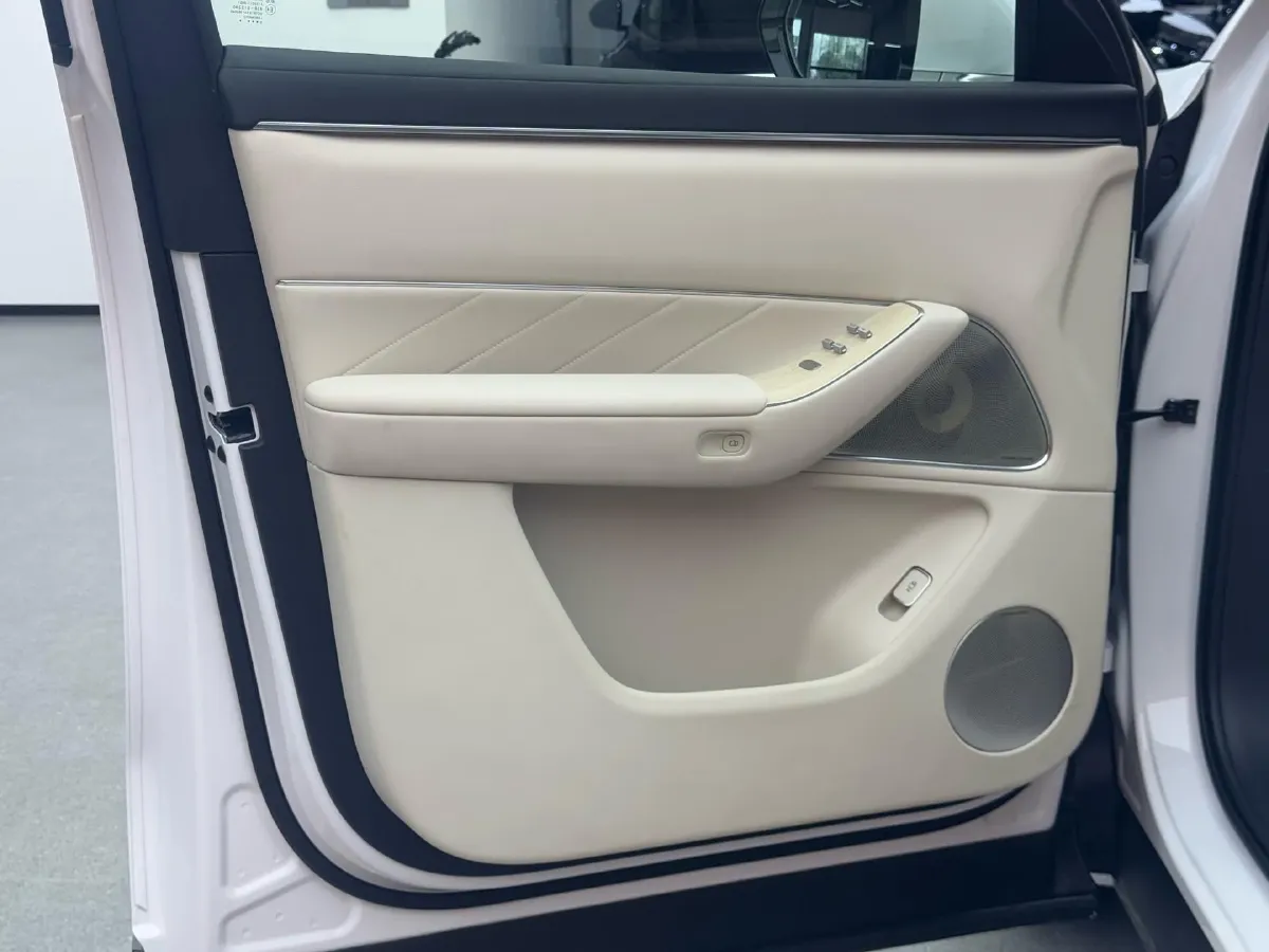 2025 AITO AITO M8 REEV 160HP REEV 53.4KWH,autocango,china used car exporter,china ev exporter,chinese used car exporter,chinese used ev exporter