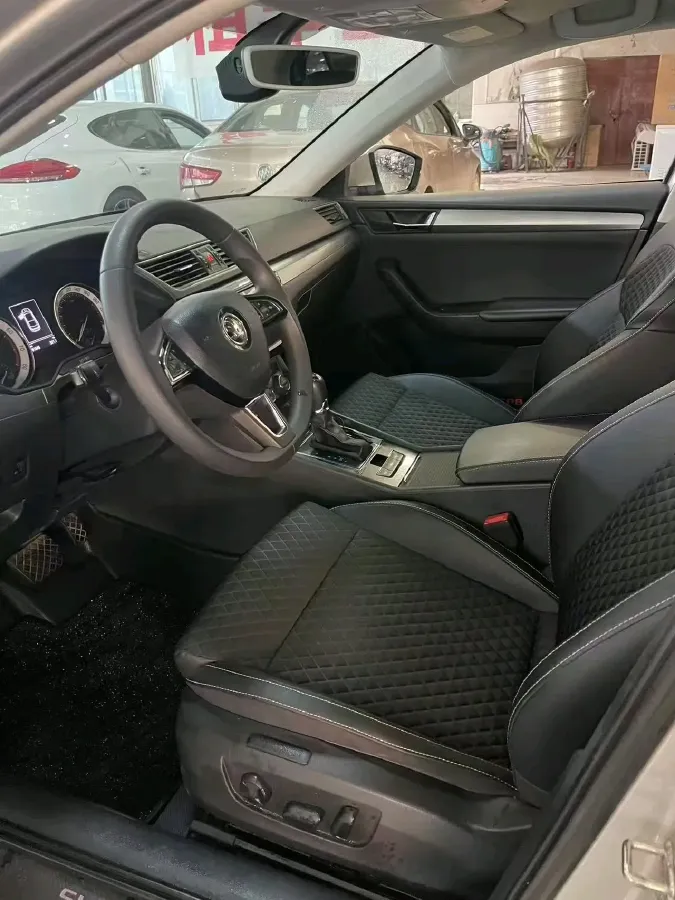 2018 Skoda Superb 1.8T 180HP L4 7DCT,autocango,china used car exporter,china ev exporter,chinese used car exporter,chinese used ev exporter