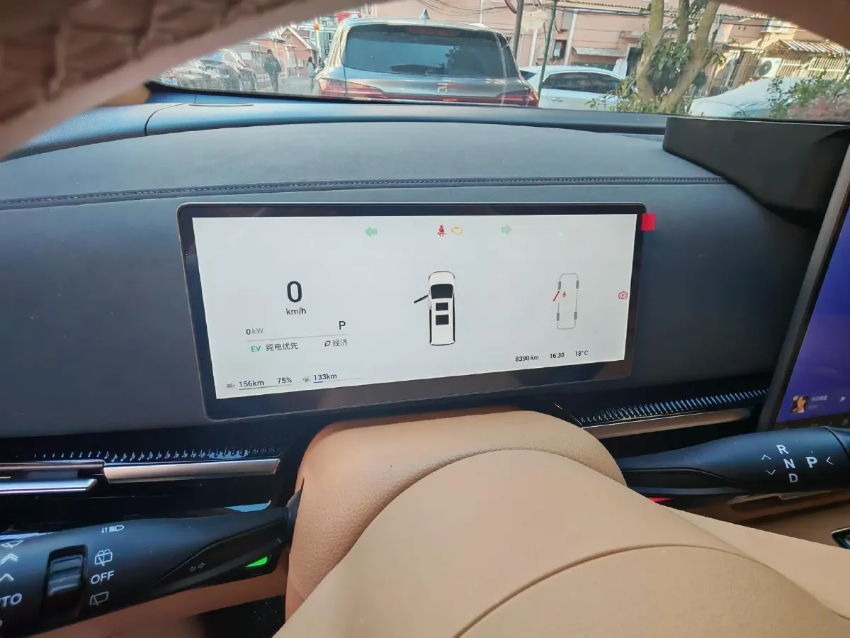 2025 Voyah Dream 1.5T 150HP L4 PHEV 41.7KWH,autocango,china used car exporter,china ev exporter,chinese used car exporter,chinese used ev exporter