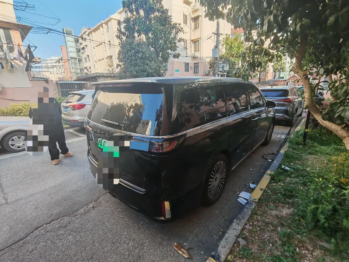 2025 Voyah Dream 1.5T 150HP L4 PHEV 41.7KWH,autocango,china used car exporter,china ev exporter,chinese used car exporter,chinese used ev exporter