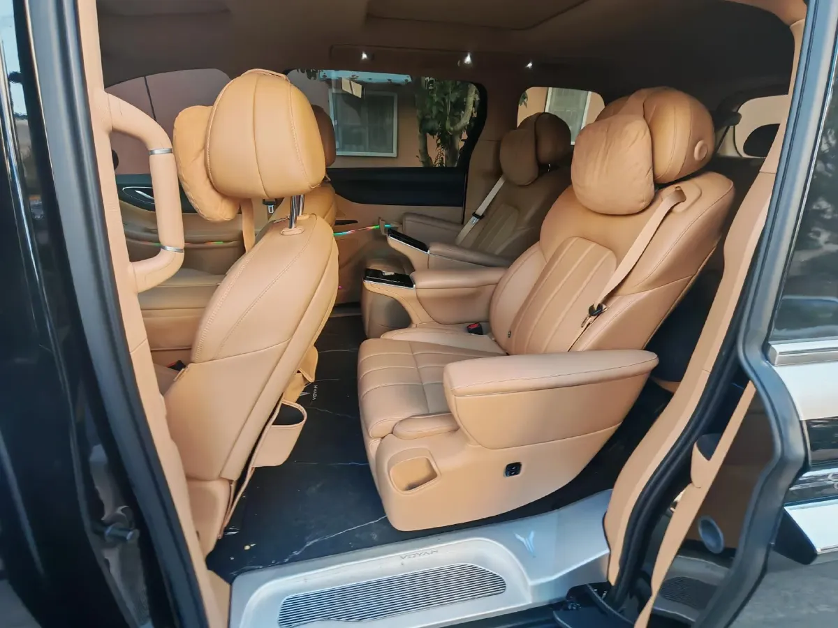 2025 Voyah Dream 1.5T 150HP L4 PHEV 41.7KWH,autocango,china used car exporter,china ev exporter,chinese used car exporter,chinese used ev exporter