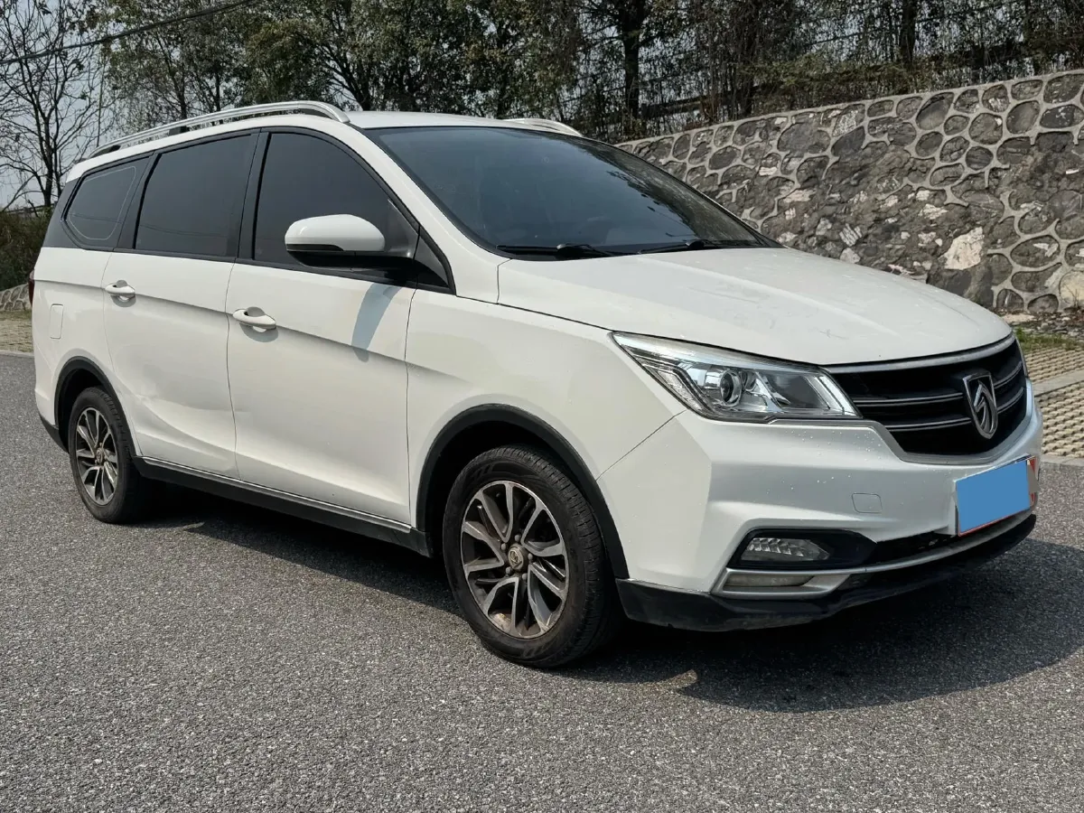 2019 BaoJun 730 1.5L 105HP L4 6MT,autocango,china used car exporter,china ev exporter,chinese used car exporter,chinese used ev exporter
