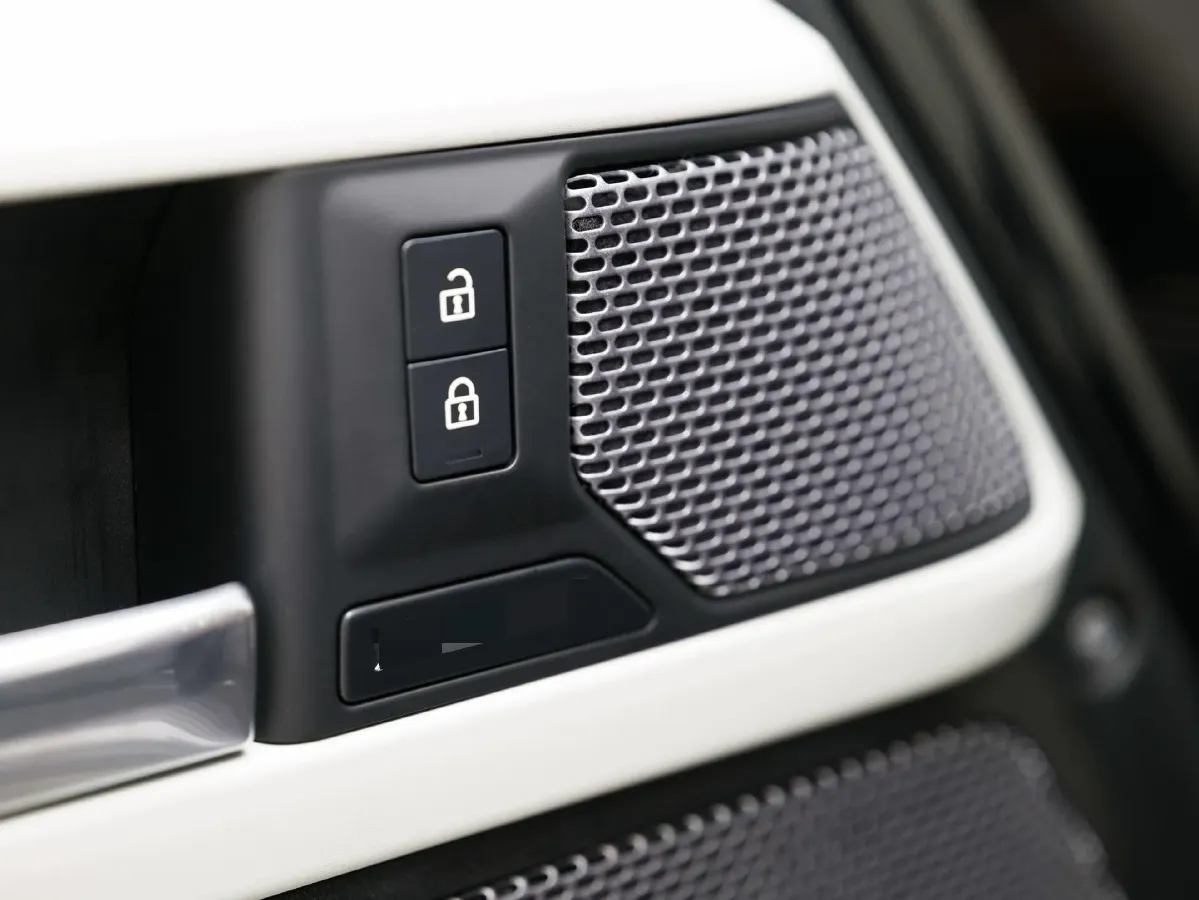 2023 Land Rover Defender 3.0T 400HP L6 8AT,autocango,china used car exporter,china ev exporter,chinese used car exporter,chinese used ev exporter