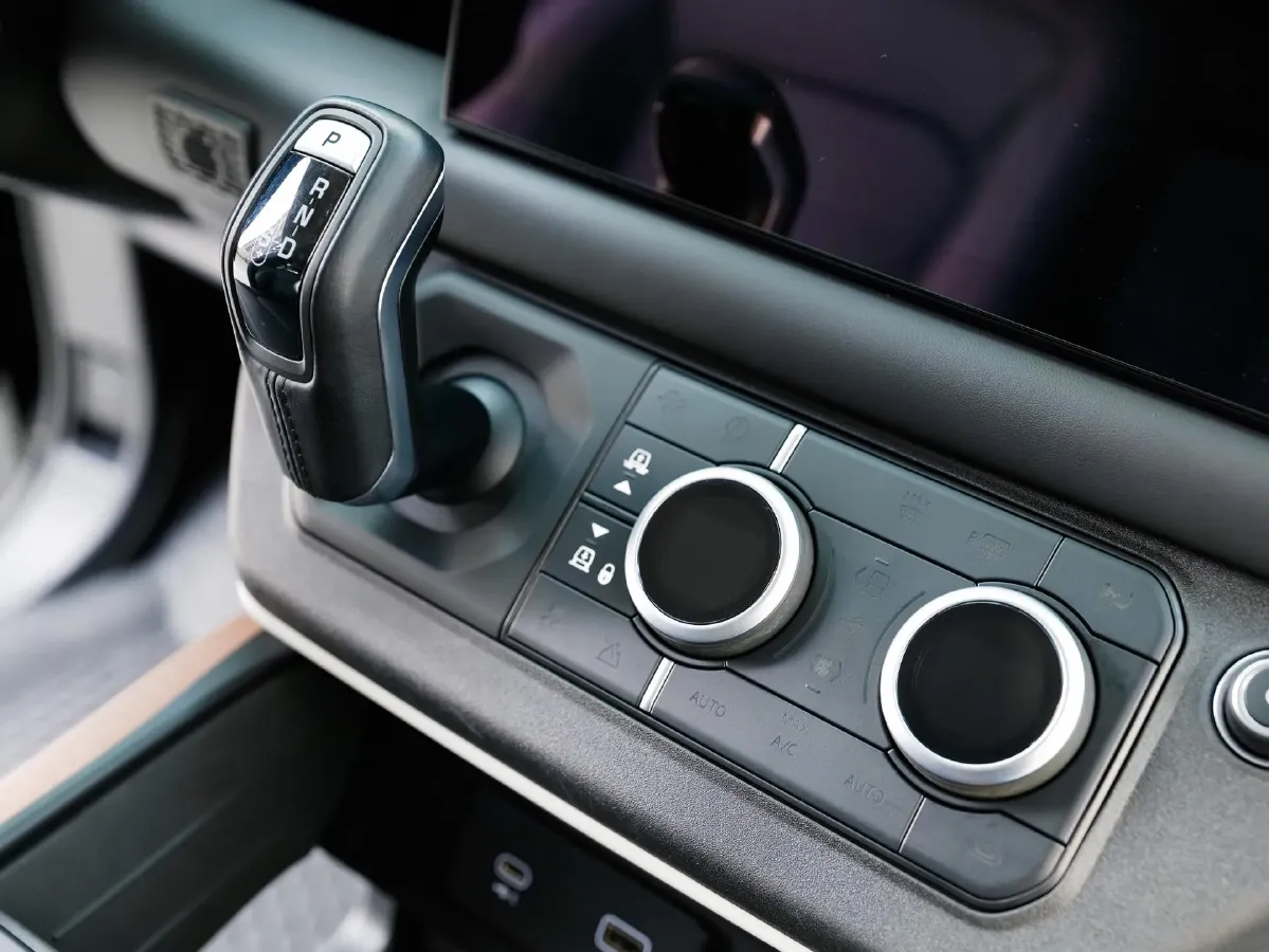 2023 Land Rover Defender 3.0T 400HP L6 8AT,autocango,china used car exporter,china ev exporter,chinese used car exporter,chinese used ev exporter