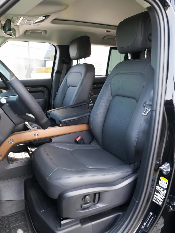 2023 Land Rover Defender 3.0T 400HP L6 8AT,autocango,china used car exporter,china ev exporter,chinese used car exporter,chinese used ev exporter