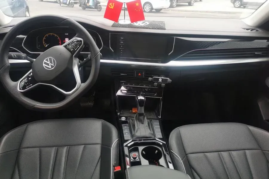 2024 Volkswagen Passat 2.0T 220HP L4 7DCT,autocango,china used car exporter,china ev exporter,chinese used car exporter,chinese used ev exporter