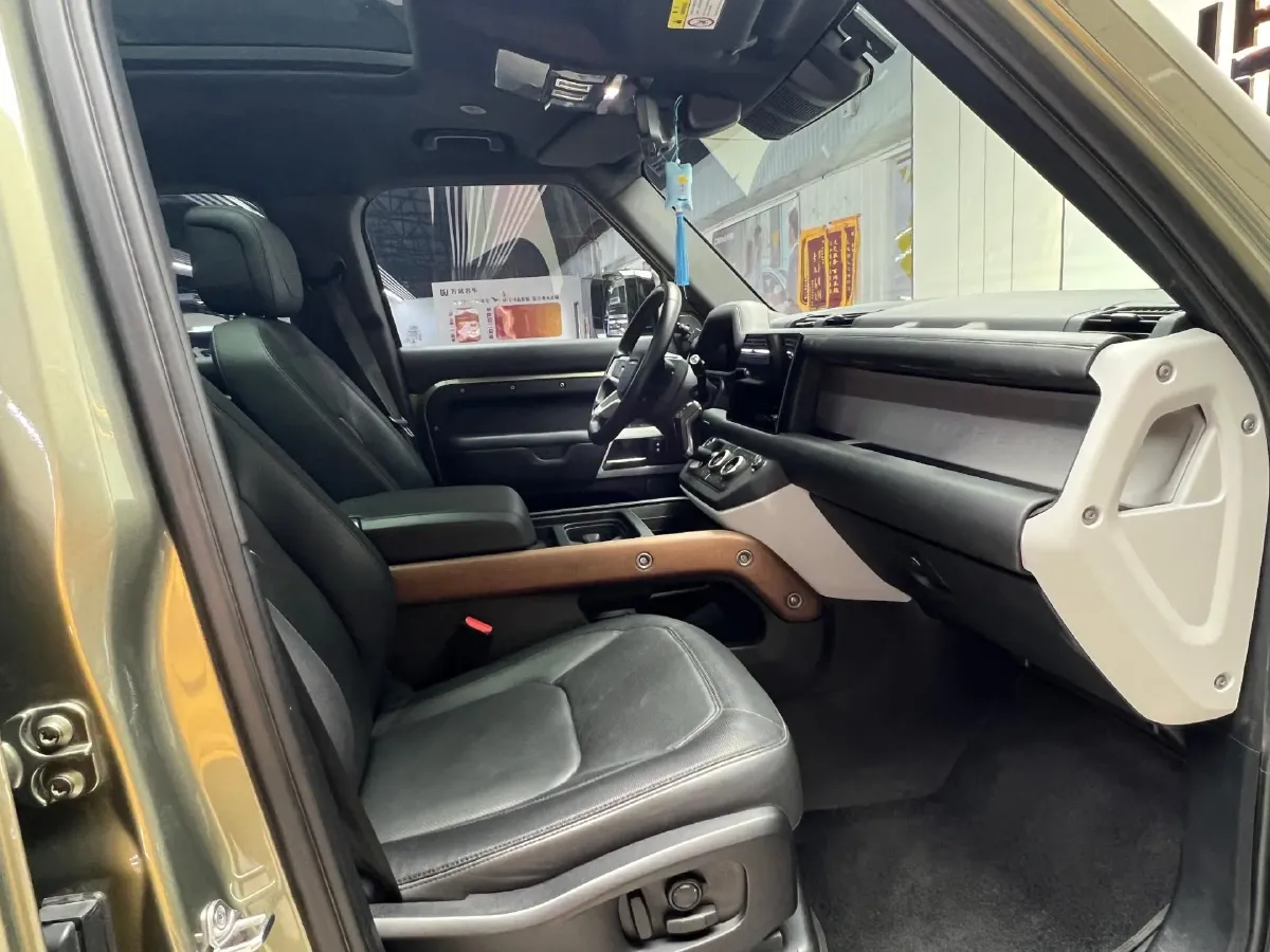 2023 Land Rover Defender 3.0T 400HP L6 8AT,autocango,china used car exporter,china ev exporter,chinese used car exporter,chinese used ev exporter