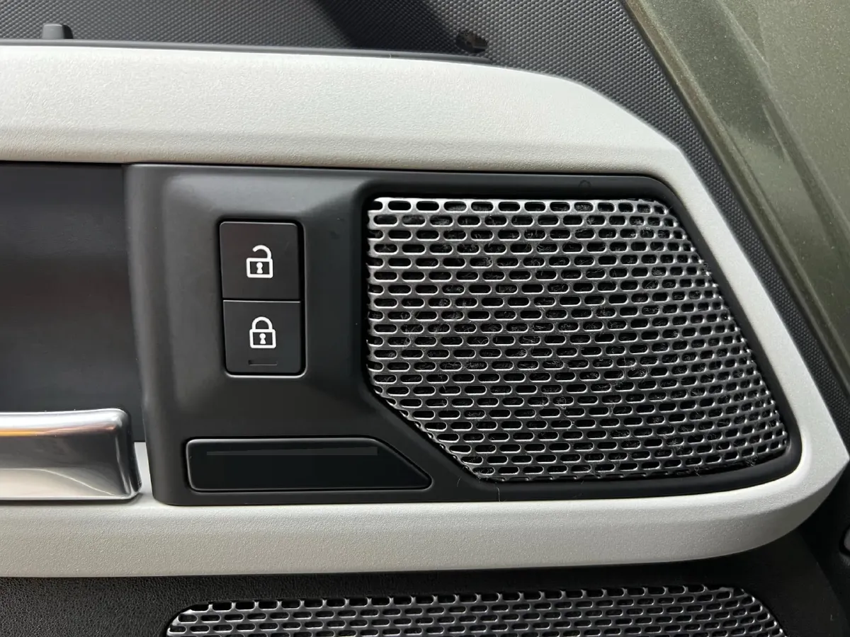 2023 Land Rover Defender 3.0T 400HP L6 8AT,autocango,china used car exporter,china ev exporter,chinese used car exporter,chinese used ev exporter