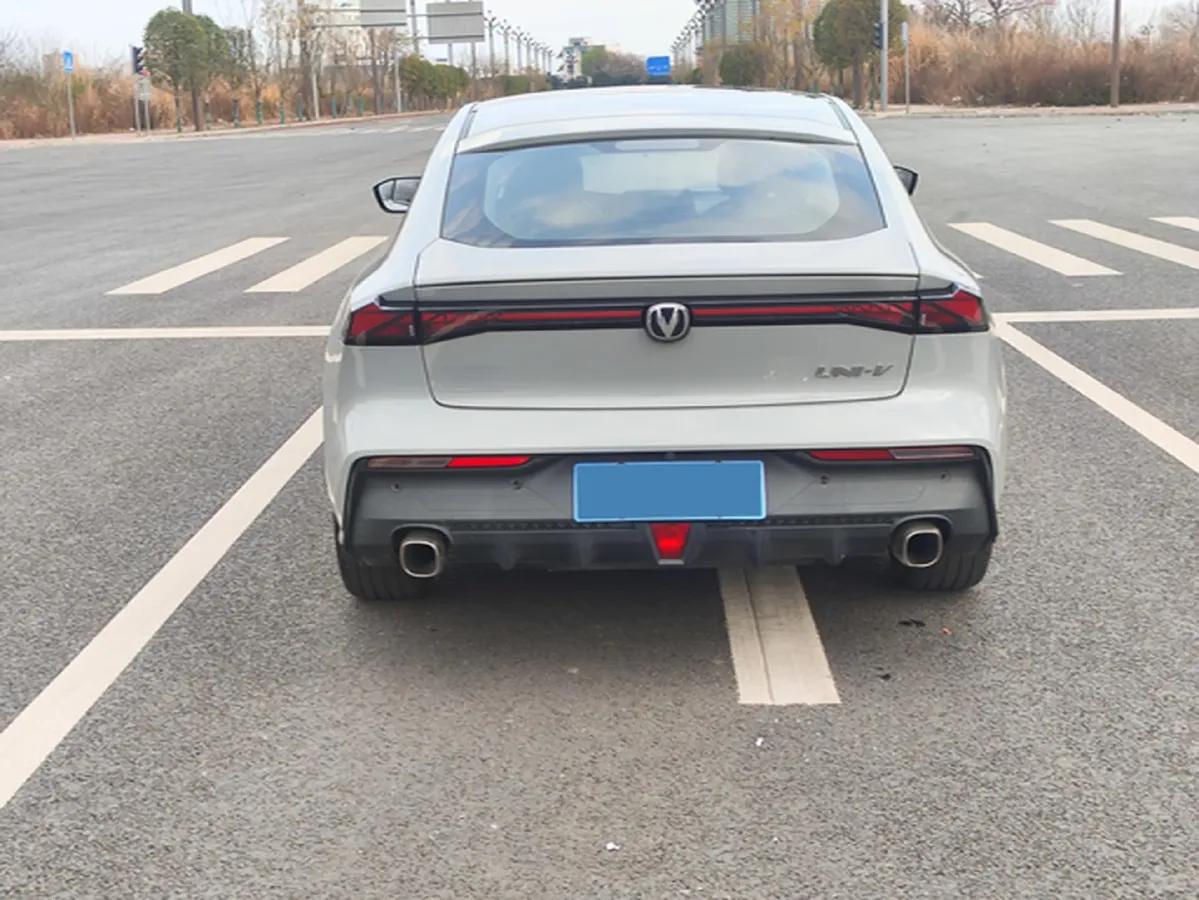 2022 ChangAn UNI-V 1.5T 188HP L4 7DCT,autocango,china used car exporter,china ev exporter,chinese used car exporter,chinese used ev exporter