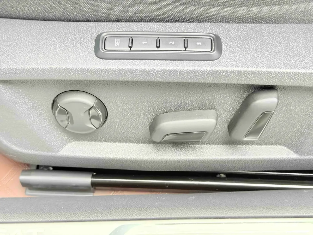 2024 Volkswagen Passat 2.0T 220HP L4 7DCT,autocango,china used car exporter,china ev exporter,chinese used car exporter,chinese used ev exporter