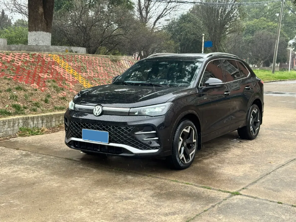 2025 Volkswagen Tiguan L 2.0T 220HP L4 7DCT,autocango,china used car exporter,china ev exporter,chinese used car exporter,chinese used ev exporter
