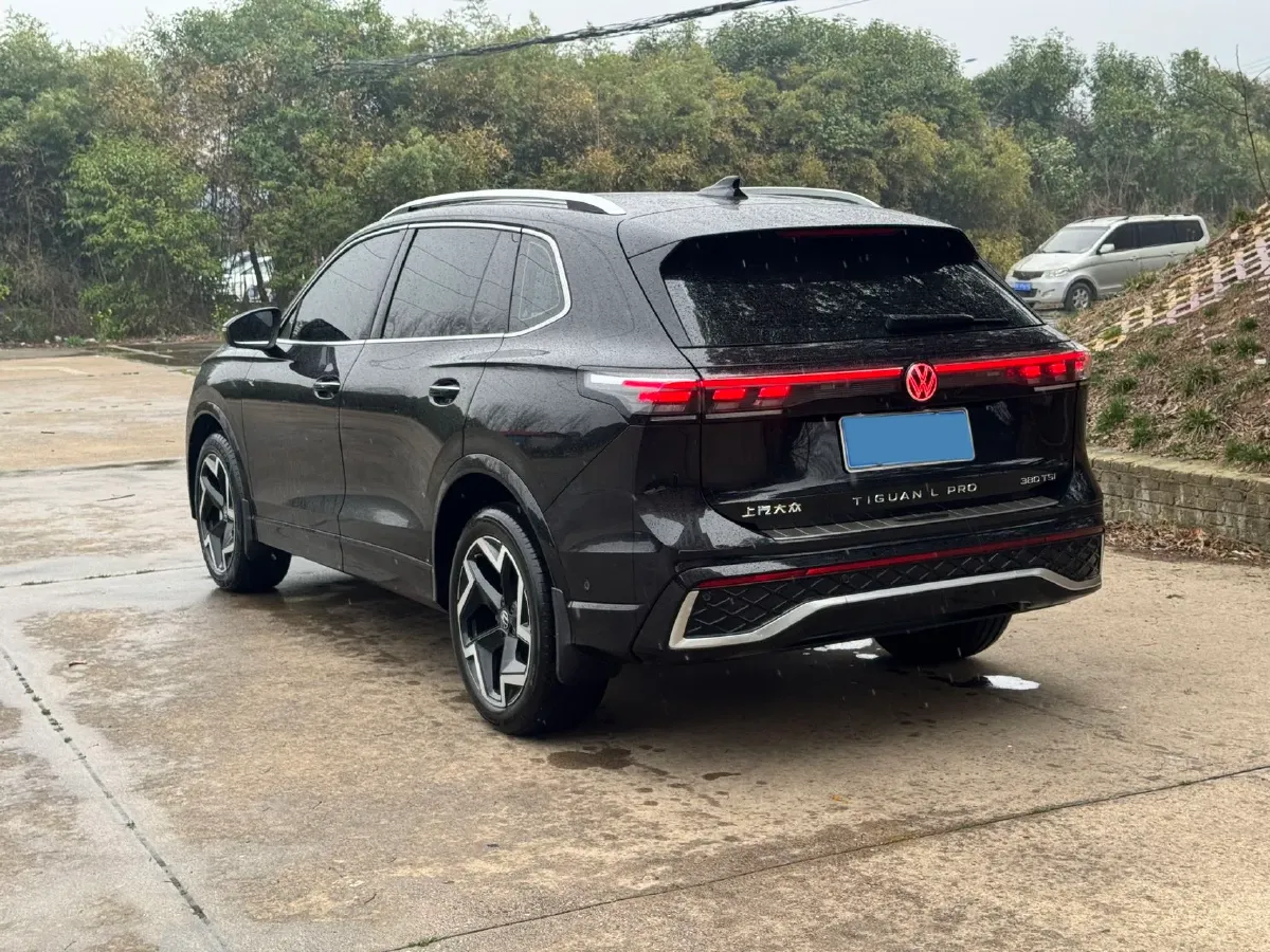 2025 Volkswagen Tiguan L 2.0T 220HP L4 7DCT,autocango,china used car exporter,china ev exporter,chinese used car exporter,chinese used ev exporter