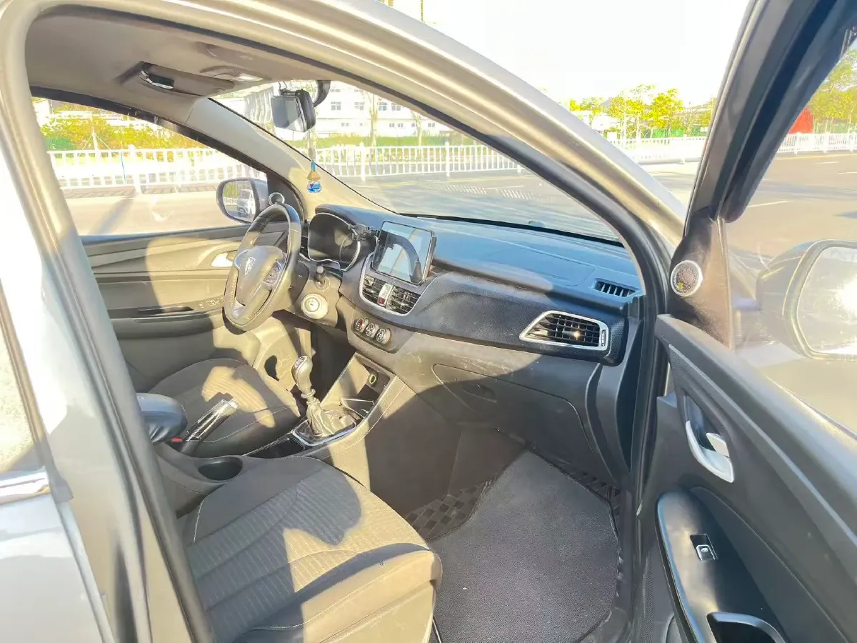 2019 BaoJun 730 1.5L 105HP L4 6MT,autocango,china used car exporter,china ev exporter,chinese used car exporter,chinese used ev exporter