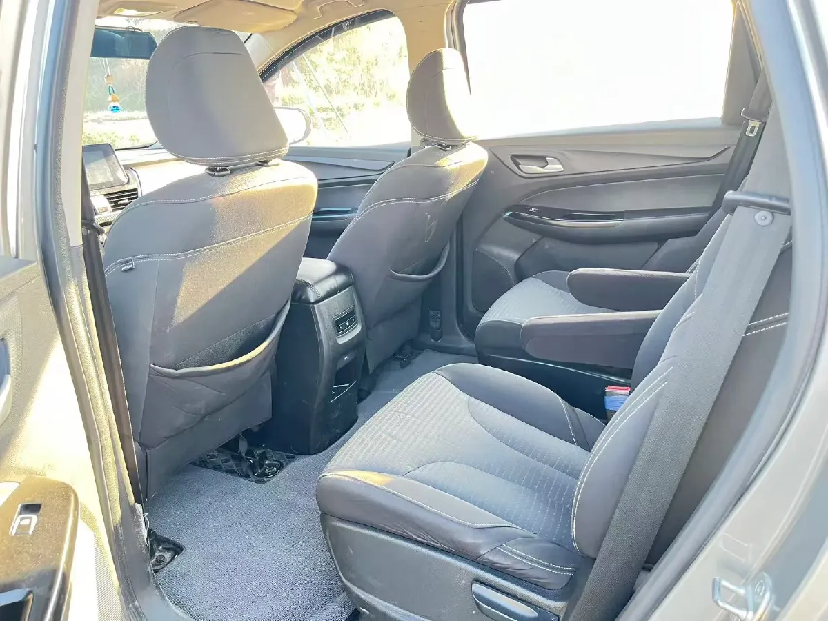 2019 BaoJun 730 1.5L 105HP L4 6MT,autocango,china used car exporter,china ev exporter,chinese used car exporter,chinese used ev exporter