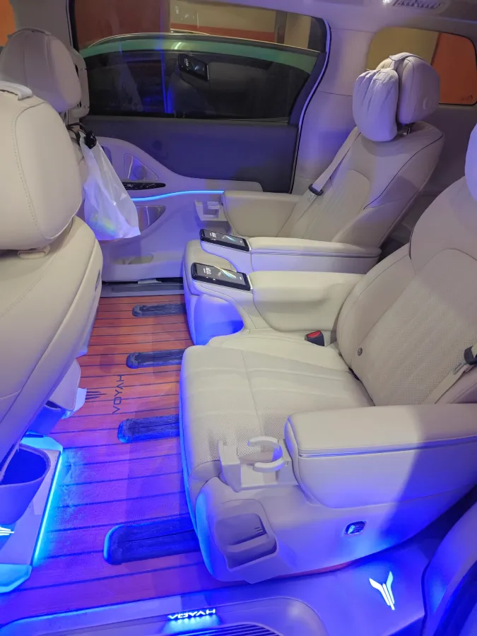 2025 Voyah Dream 1.5T 150HP L4 PHEV 41.7KWH,autocango,china used car exporter,china ev exporter,chinese used car exporter,chinese used ev exporter