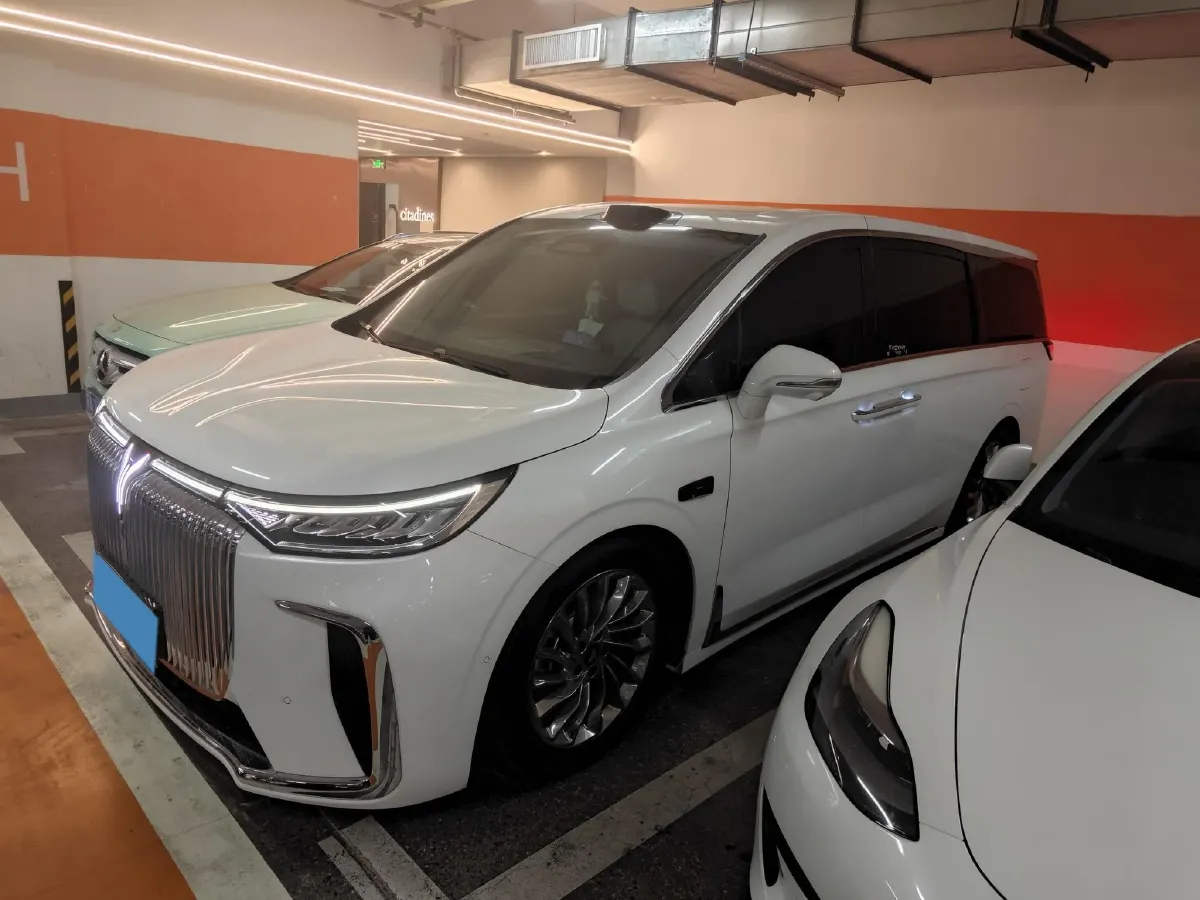 2025 Voyah Dream 1.5T 150HP L4 PHEV 41.7KWH,autocango,china used car exporter,china ev exporter,chinese used car exporter,chinese used ev exporter