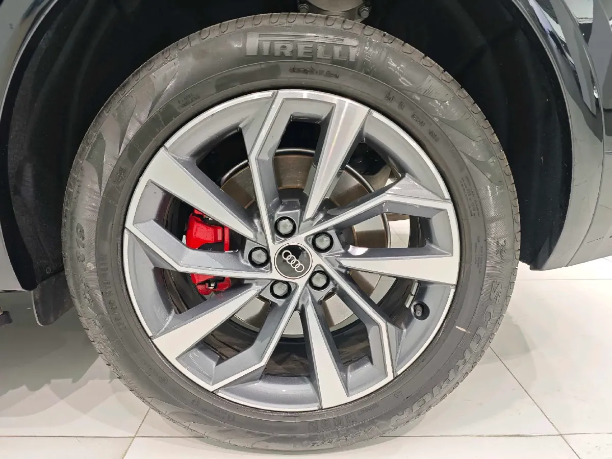 2025 Audi Q5L 2.0T 190HP L4 7DCT,autocango,china used car exporter,china ev exporter,chinese used car exporter,chinese used ev exporter