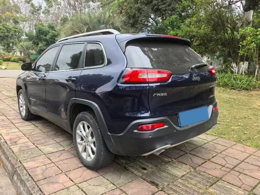 2017 Jeep Cherokee 2.0L 155HP L4 9AT,autocango,china used car exporter,china ev exporter,chinese used car exporter,chinese used ev exporter