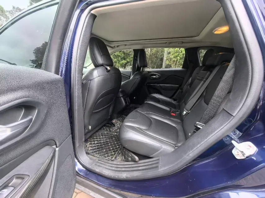 2017 Jeep Cherokee 2.0L 155HP L4 9AT,autocango,china used car exporter,china ev exporter,chinese used car exporter,chinese used ev exporter