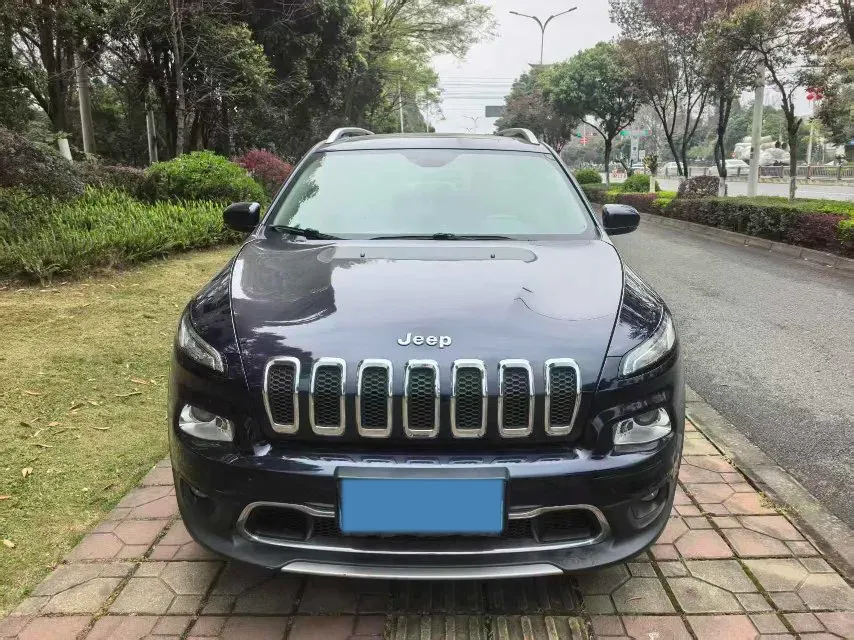2017 Jeep Cherokee 2.0L 155HP L4 9AT,autocango,china used car exporter,china ev exporter,chinese used car exporter,chinese used ev exporter