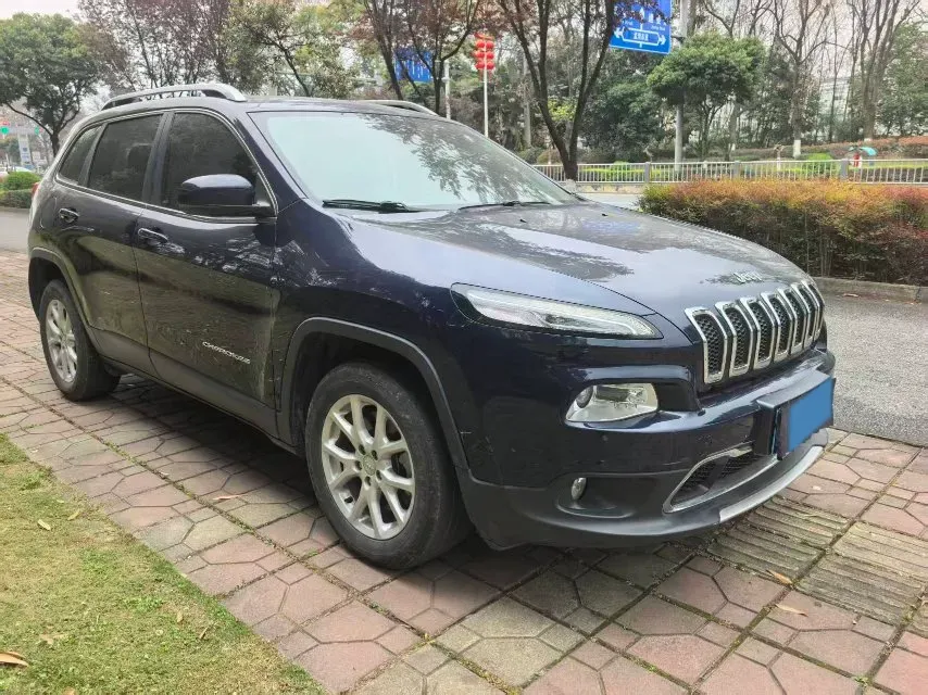 2017 Jeep Cherokee 2.0L 155HP L4 9AT,autocango,china used car exporter,china ev exporter,chinese used car exporter,chinese used ev exporter