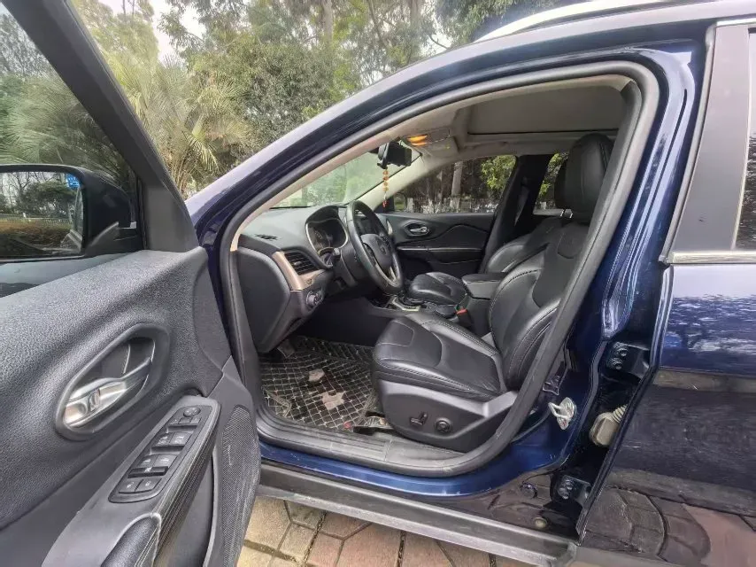 2017 Jeep Cherokee 2.0L 155HP L4 9AT,autocango,china used car exporter,china ev exporter,chinese used car exporter,chinese used ev exporter