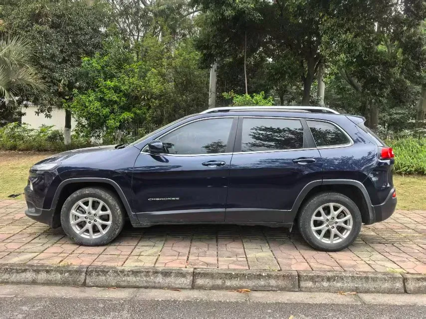 2017 Jeep Cherokee 2.0L 155HP L4 9AT,autocango,china used car exporter,china ev exporter,chinese used car exporter,chinese used ev exporter