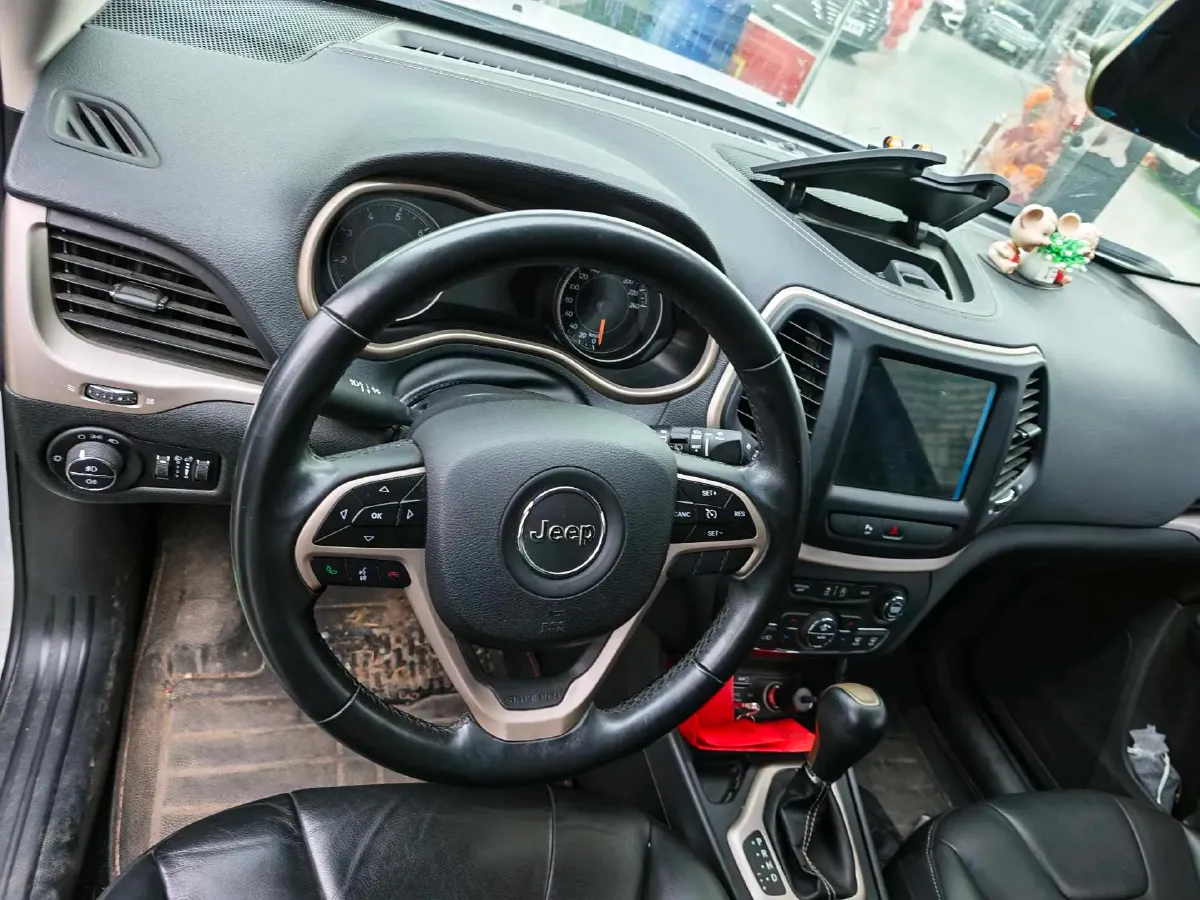 2017 Jeep Cherokee 2.0L 155HP L4 9AT,autocango,china used car exporter,china ev exporter,chinese used car exporter,chinese used ev exporter