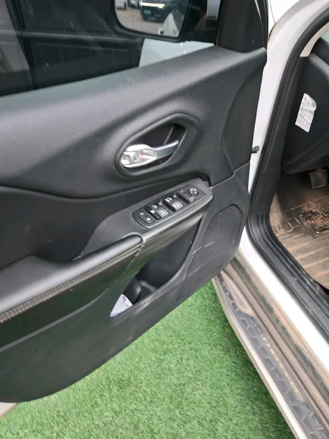 2017 Jeep Cherokee 2.0L 155HP L4 9AT,autocango,china used car exporter,china ev exporter,chinese used car exporter,chinese used ev exporter