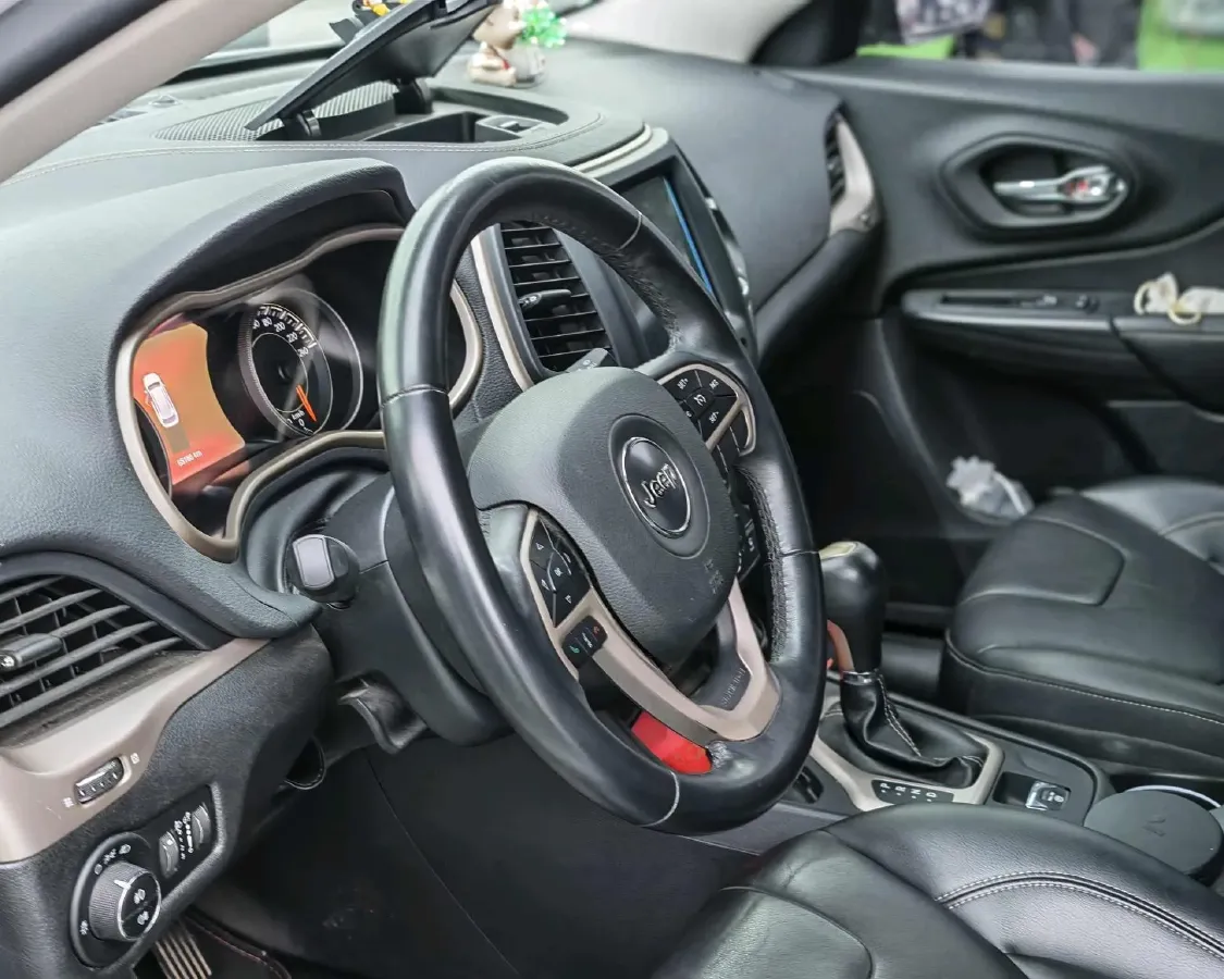 2017 Jeep Cherokee 2.0L 155HP L4 9AT,autocango,china used car exporter,china ev exporter,chinese used car exporter,chinese used ev exporter