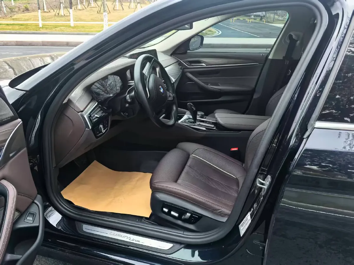 2022 BMW 5 Series 2.0T 252HP L4 8AT,autocango,china used car exporter,china ev exporter,chinese used car exporter,chinese used ev exporter