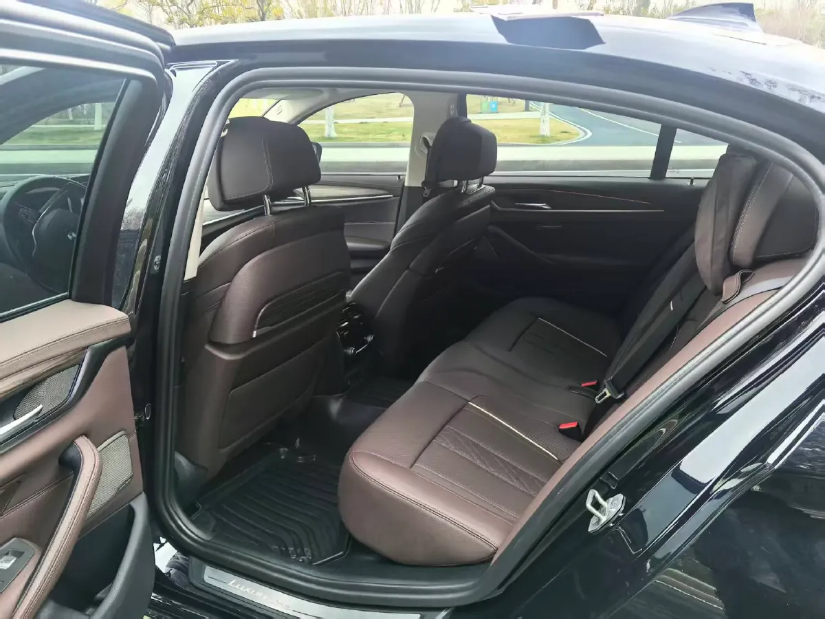 2022 BMW 5 Series 2.0T 252HP L4 8AT,autocango,china used car exporter,china ev exporter,chinese used car exporter,chinese used ev exporter