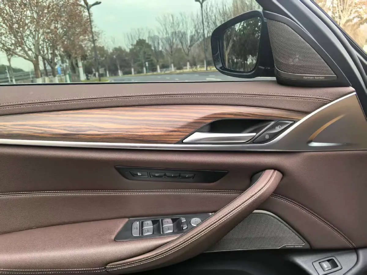 2022 BMW 5 Series 2.0T 252HP L4 8AT,autocango,china used car exporter,china ev exporter,chinese used car exporter,chinese used ev exporter