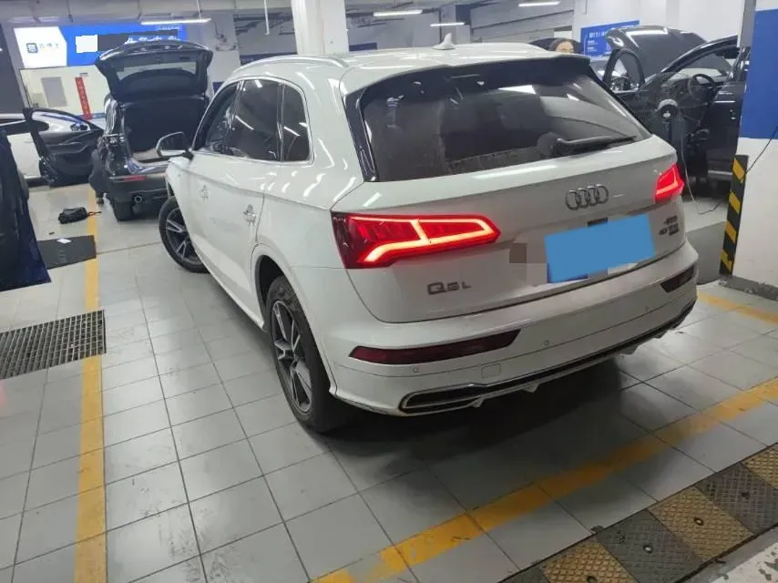 2020 Audi Q5L 2.0T 190HP L4 7DCT,autocango,china used car exporter,china ev exporter,chinese used car exporter,chinese used ev exporter