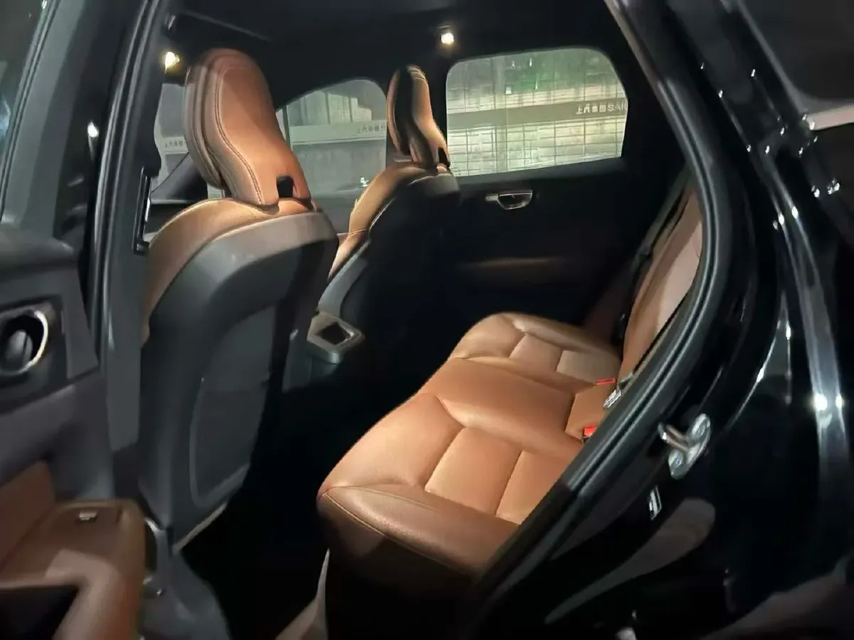 2025 Volvo XC60 2.0T 250HP L4 8AT,autocango,china used car exporter,china ev exporter,chinese used car exporter,chinese used ev exporter