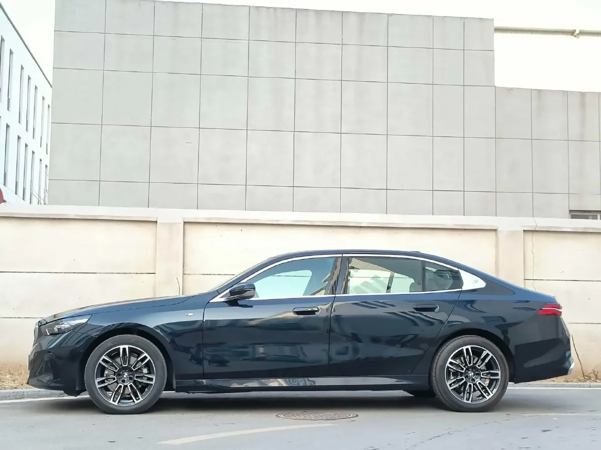 2024 BMW 5 Series 2.0T 190HP L4 8AT,autocango,china used car exporter,china ev exporter,chinese used car exporter,chinese used ev exporter