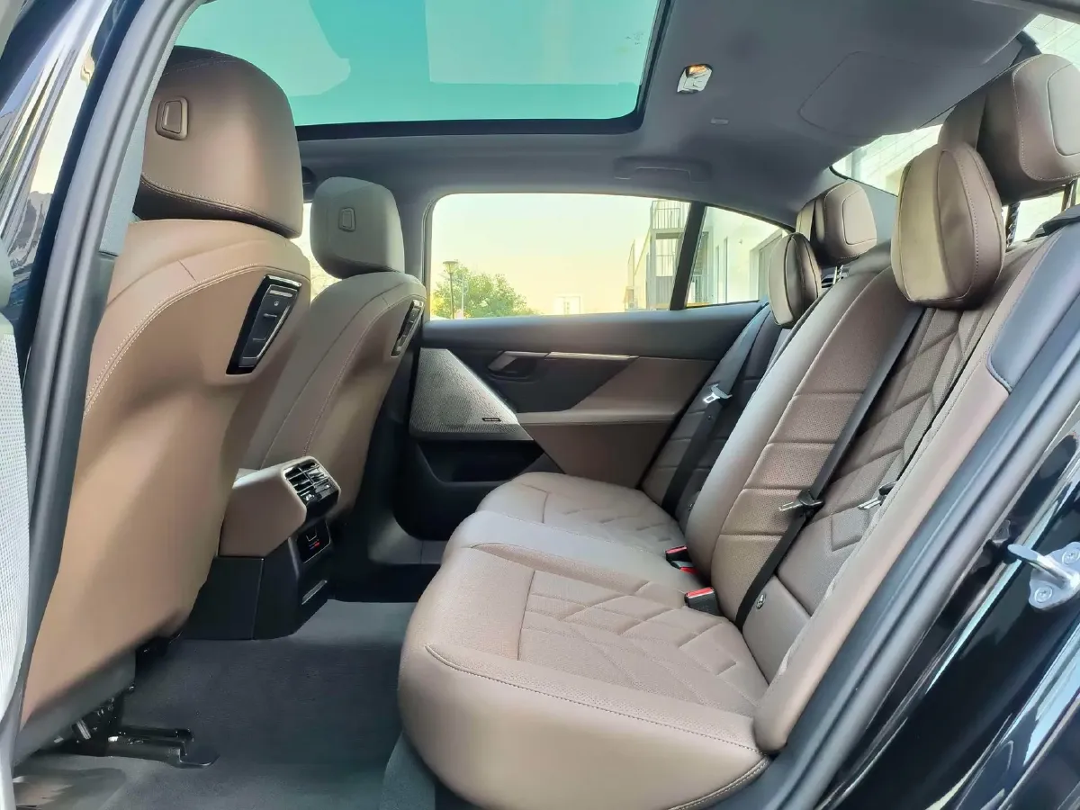 2024 BMW 5 Series 2.0T 190HP L4 8AT,autocango,china used car exporter,china ev exporter,chinese used car exporter,chinese used ev exporter